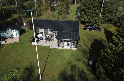Koping Municipality House | Cozy holiday home by the lake with its own boat
