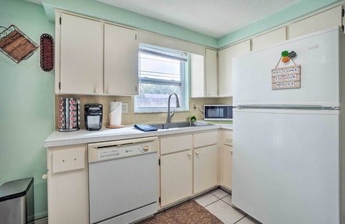 Forest Hills House | Cozy Holiday Home w/Yard ~ 5 Mi to Beach!