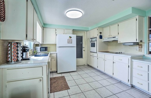 Forest Hills House | Cozy Holiday Home w/Yard ~ 5 Mi to Beach!