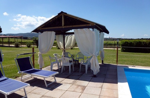 Torgiano House | Cozy holiday home with pool in a wine estate. Free WIFI; free vegetable garden