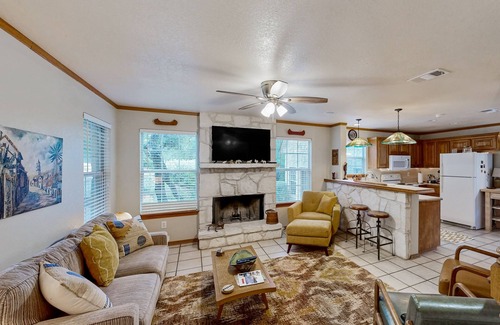 Spring Branch House | Cozy home, 2bedroom and a loft near Natural Bridge Caverns & Hilltop Views