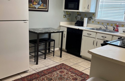 Remerton House | Cozy home 3 BA 2 BA , 4 Queen beds near everything