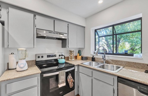 Winter Haven House | Cozy home 3 Bd 2 Bath sleeps 10 people 3 Minutes to Legoland .WiFi, central air.
