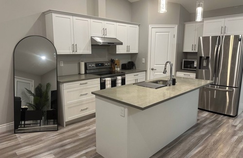 Windsor House | Cozy home, 4 mins drive to Windsor airport & 10 mins drive to Detroit border