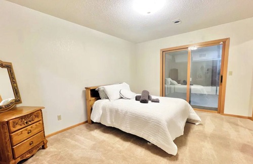 Gillette House | Cozy Home! 5 beds/2 bath 3 Mins from Downtown! Complimentary Pool & Gym Passes!