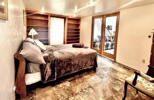 Gillette House | Cozy Home! 5 beds/2 bath 3 Mins from Downtown! Complimentary Pool & Gym Passes!