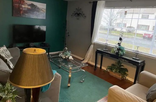 Stratford House | Cozy Home 5 Mins From I95 Train Beach Shopping
