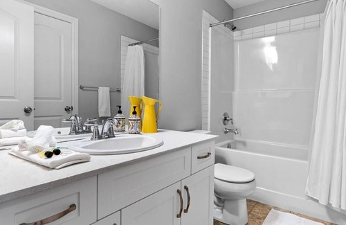 West Edmonton House | Cozy Home - 9mins to WEM -Foosball -Vintage arcade - Air conditioning
