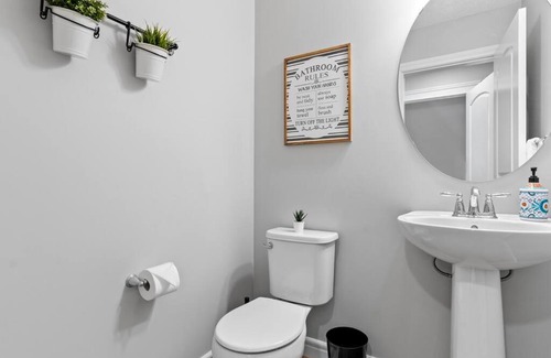 West Edmonton House | Cozy Home - 9mins to WEM -Foosball -Vintage arcade - Air conditioning