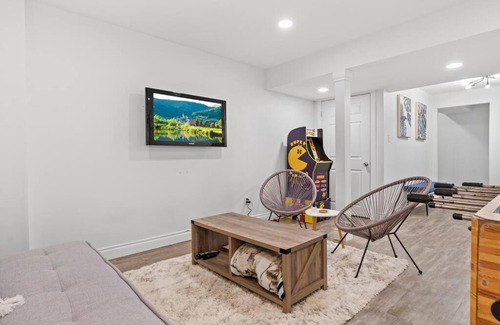 West Edmonton House | Cozy Home - 9mins to WEM -Foosball -Vintage arcade - Air conditioning