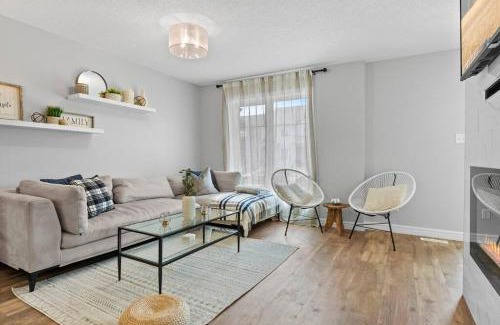 West Edmonton House | Cozy Home - 9mins to WEM -Foosball -Vintage arcade - Air conditioning