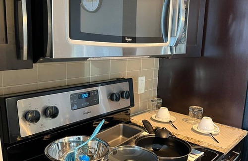 Downtown Mississauga Condo | Cozy Home away from with lux view in square one