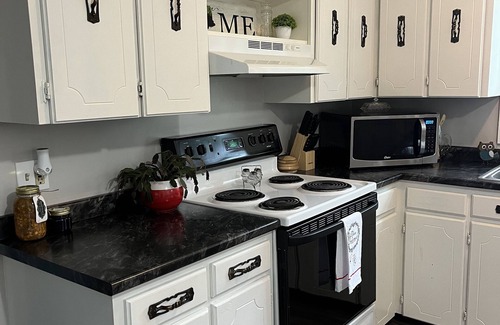Auburn House | Cozy Home Away From Home! Right Outside of the City! Dog Friendly!