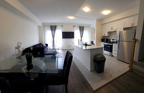 Shelburne House | Cozy Home Close to Blue Mountain and Collingwood