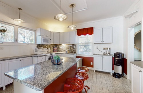 Holcomb House | Cozy home close to lake with patio, porch, W/D, AC, & games
