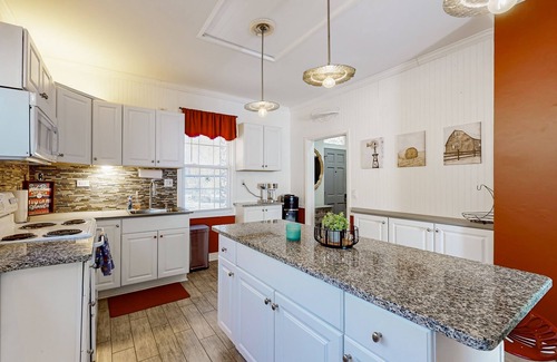 Holcomb House | Cozy home close to lake with patio, porch, W/D, AC, & games