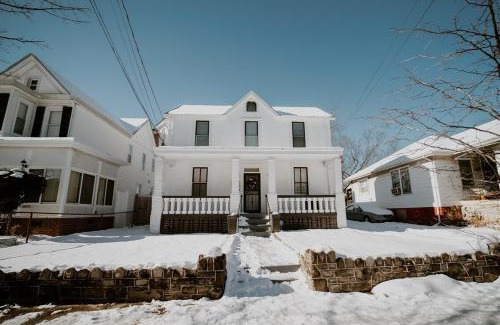 Washington House | Cozy Home Driveway Parking Close to Metro!