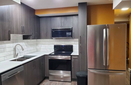 Southwest Edmonton House | Cozy Home experience in SW Edmonton 15min from airport