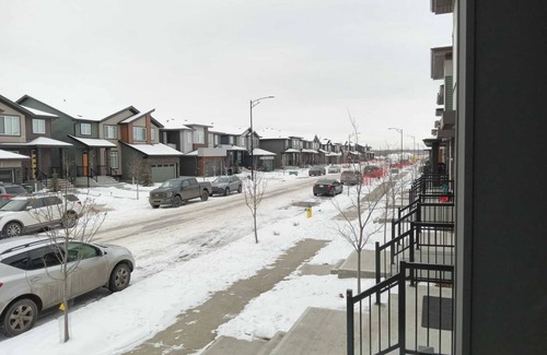 Southwest Edmonton House | Cozy Home experience in SW Edmonton 15min from airport