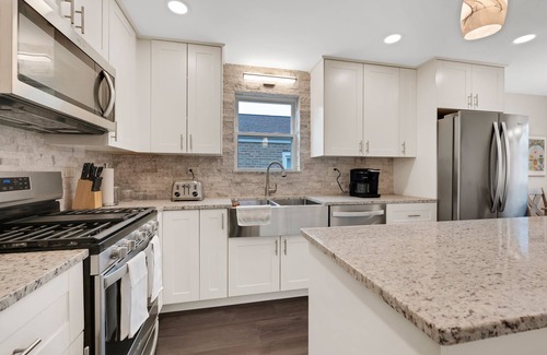 Evergreen Park House | Cozy Home, Extended Stay, near Chicago & Hospitals