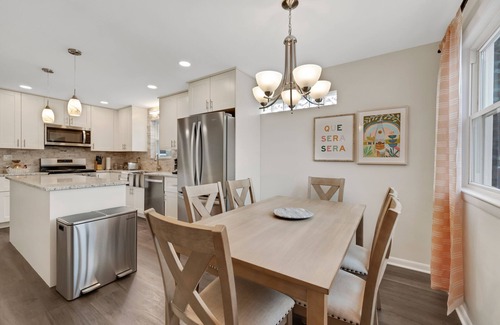 Evergreen Park House | Cozy Home, Extended Stay, near Chicago & Hospitals