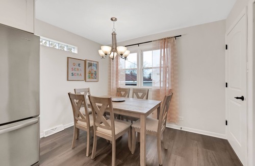 Evergreen Park House | Cozy Home, Extended Stay, near Chicago & Hospitals