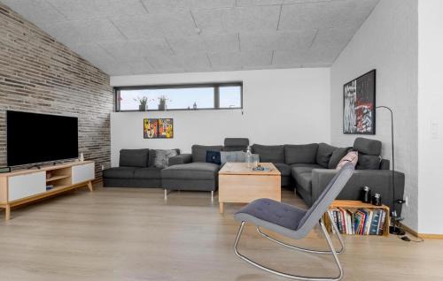 Hvidbjerg Strand House | Cozy Home In Børkop With House Sea View