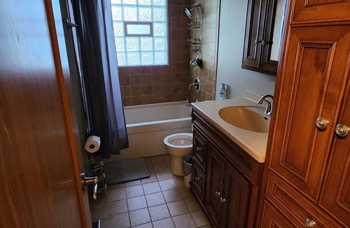 Bartlett House | Cozy home in Bartlett. Close to main highways to Chicago.