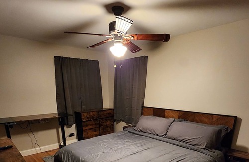 Bartlett House | Cozy home in Bartlett. Close to main highways to Chicago.