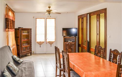 Coutras House | Cozy Home In Coutras With Kitchen
