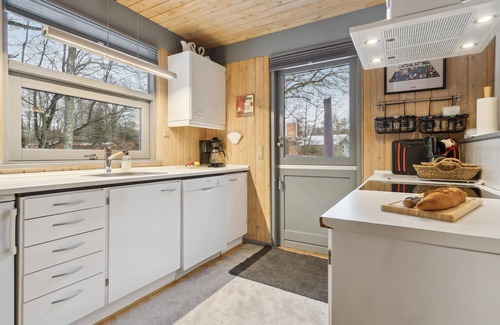 Fjellerup Strand House | Cozy home in Glesborg with WiFi