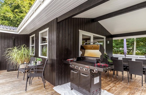 Fjellerup Strand House | Cozy home in Glesborg with WiFi
