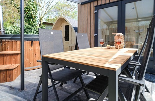 Heinkenszand House | Cozy home in Heinkenszand with kitchen