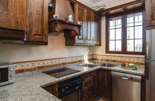 Iznajar House | Cozy home in Iznájar with kitchen