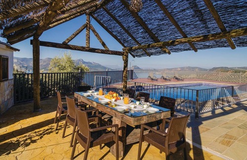 Iznajar House | Cozy home in Iznájar with kitchen