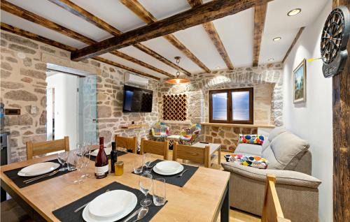 Kaprije House | Cozy Home In Kaprije With Kitchen