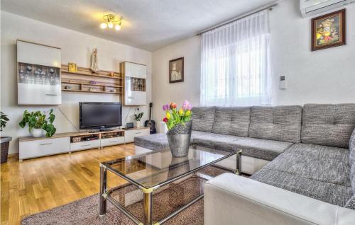 Kastel House | Cozy Home In Kastel With Wifi