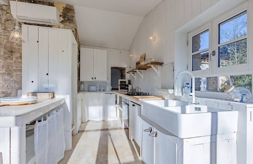 Rouet House | Cozy home in LE ROUET with WiFi