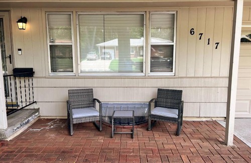 Overland Park House | Cozy home in quiet Overland Park neighborhood