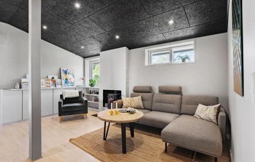 Ronde House | Cozy Home In Rønde With Wifi