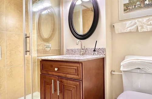 Richmond Hill House | Cozy Home in Richmond Hill with Free Parking