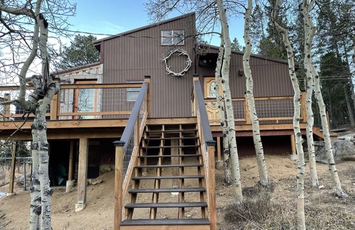 Black Hawk House | Cozy home in the Colorado mountains with hot tub-close to Denver & Boulder