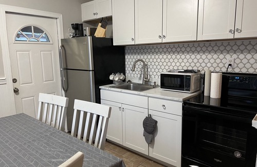 Port Richey House | Cozy home in walking distance of a large number of seafood restaurants.