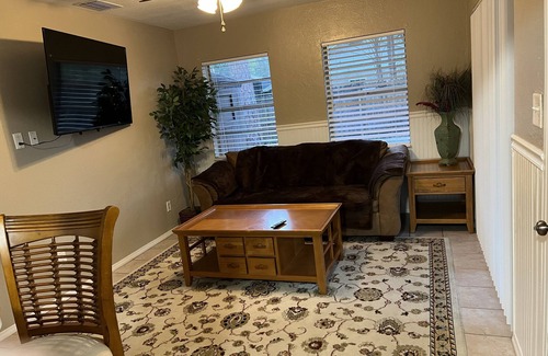 Port Richey House | Cozy home in walking distance of a large number of seafood restaurants.