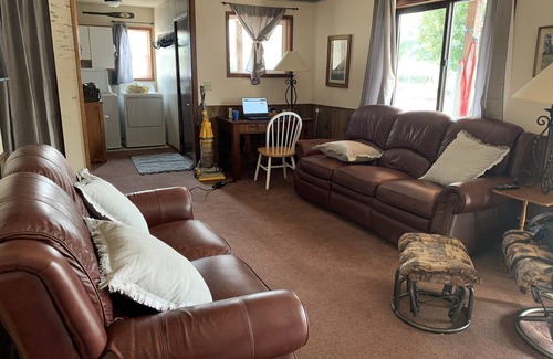 Bridgeport House | COZY home just across the street from the Columbia River and boat launch.