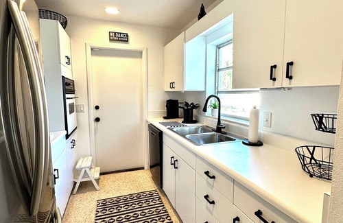 Melbourne House | Cozy Home, Minutes to Beach, Downtown Melbourne, Large Backyard with BBQ