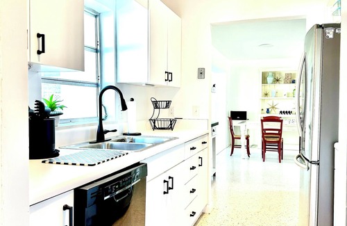 Melbourne House | Cozy Home, Minutes to Beach, Downtown Melbourne, Large Backyard with BBQ