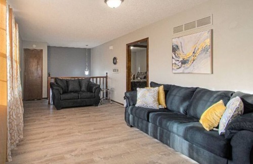 Waldron House | Cozy Home near Airport Zona Rosa shopping centers Restaurants and more