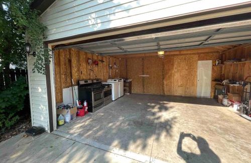Des Plaines Villa | Cozy Home near O HARE fast internet 6 cars parking space