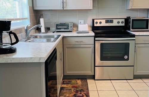 Redington Beach House | Cozy home near white sandy beach & Florida sunsets!